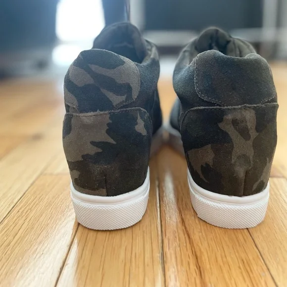 Blondo Glenda Suede Camouflage Wedge Sneaker Size 7M - Picture 5 of 7